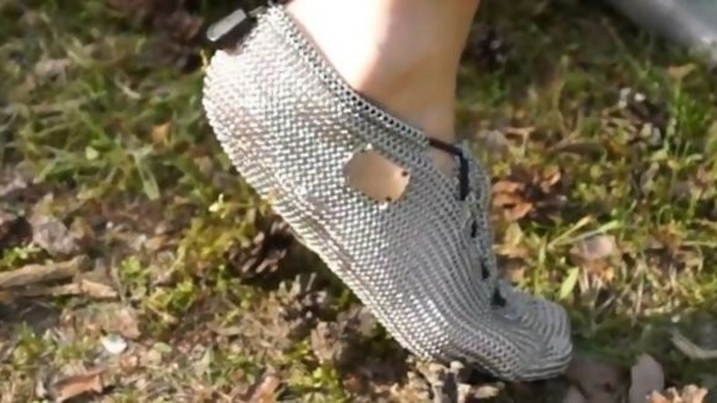 Barfuß durch die Botanik: Deutscher Kleidungshersteller bietet ein Kilo schwere Kettensocken an
