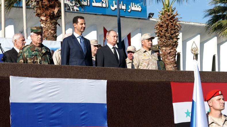 "Ihr kehrt mit dem Sieg heim!" - Putin und Assad besuchen Soldaten in Syrien und verkünden Abzug