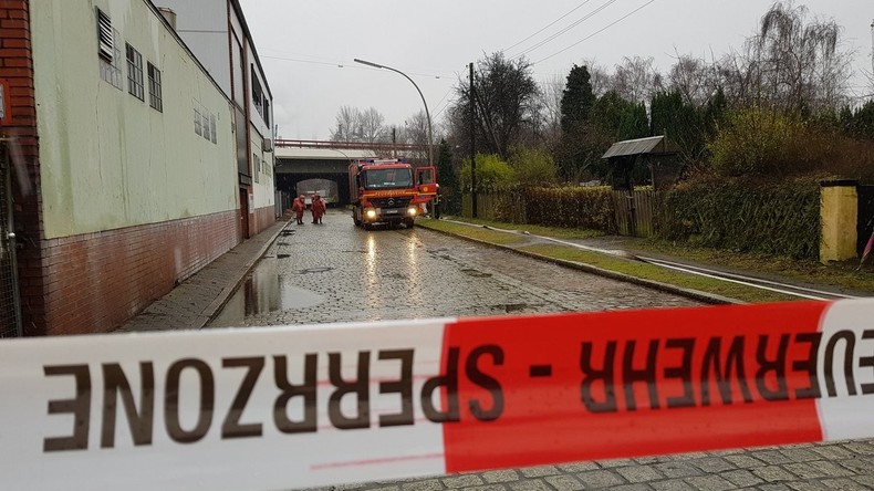 Großeinsatz in Hamburg: Fass mit hochgiftiger Chemikalie leckgeschlagen