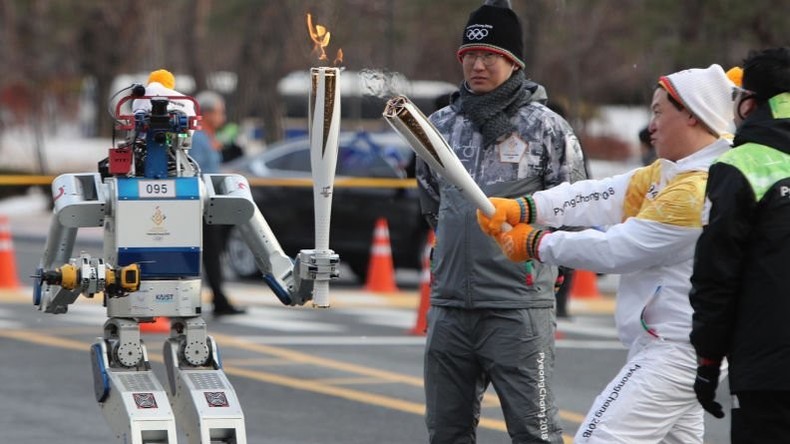 Olympia-Premiere: Roboter nimmt am olympischen Fackellauf teil