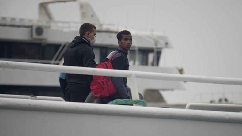 Griechenland entlastet Insellager – Flüchtlinge kommen weiterhin an