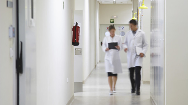 Britischer Chirurg brennt Patienten bei OP Initialen in die Leber