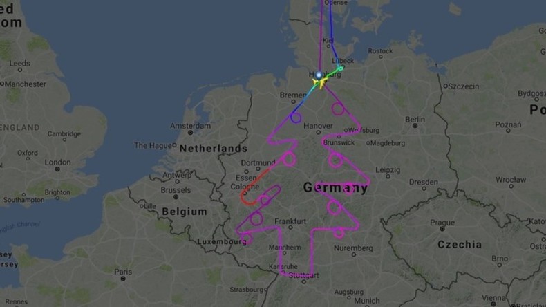 Scheinbar bald Weihnachten: Airbus fliegt Tannenbaum über Deutschland