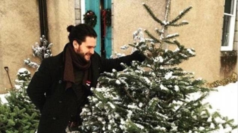 Jon Schnee von "Game of Thrones" verkauft Weihnachtsbäume auf Markt in Schottland