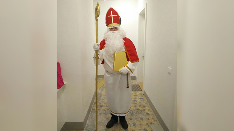 Burkaverbot in Österreich: Polizei nimmt St. Nikolaus den Bart ab