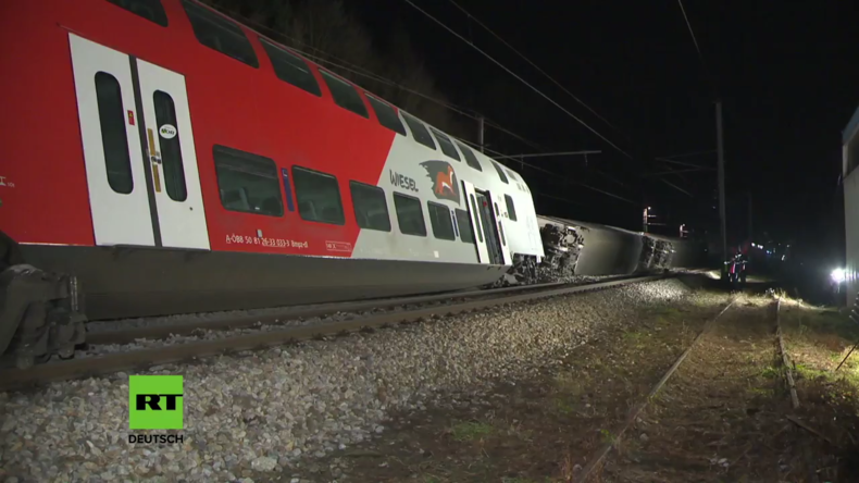 Verletzte bei Kollision von Zügen in der Nähe von Wien, zwei Waggons umgestürzt