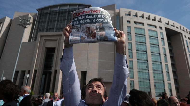 Vier Mitarbeiter regierungskritischer Zeitung Cumhuriyet bleiben bis März in Untersuchungshaft