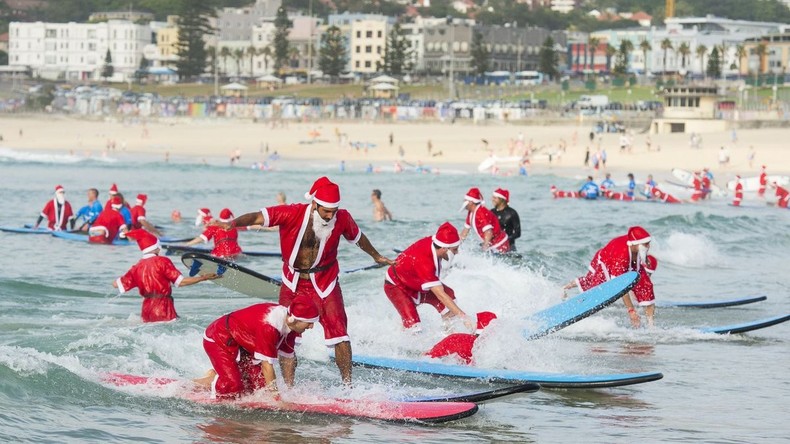 Wellenreitende Weihnachtsmänner: Fast 1.000 Menschen surfen in Florida
