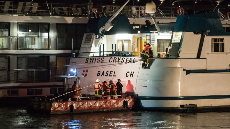 Hotelschiff prallt auf Rhein gegen Brücke