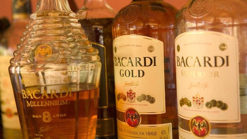 Zum Andenken an Opfer eines toxischen Rums trinken Dominikaner dasselbe Getränk – 12 Tote