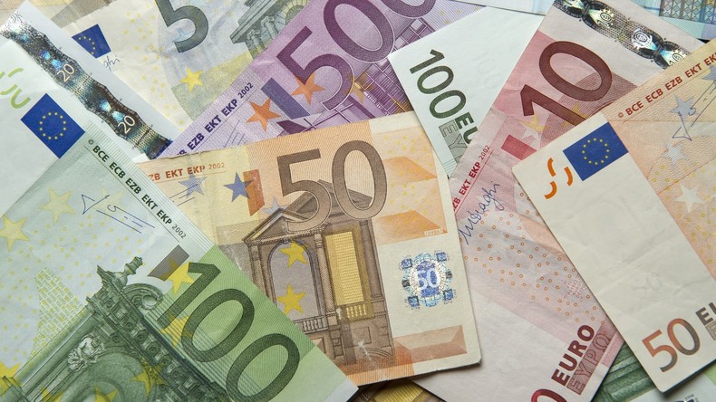 Geldregen: Tausende Euro fliegen vom Autodach