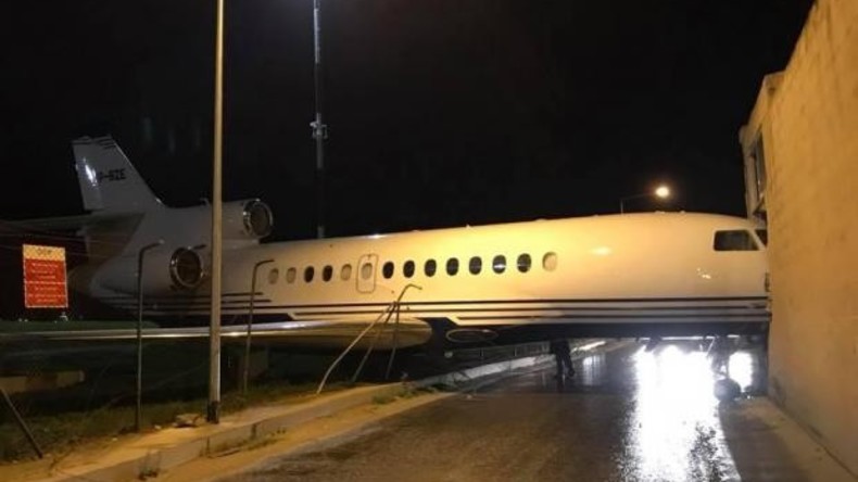 Wind bläst Privatjet von Flughafen in Malta