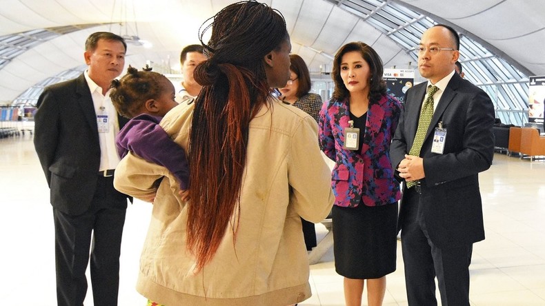 Simbabwische Familie lebt am Flughafen in Bangkok – aus Angst will sie nicht zurück in Heimat