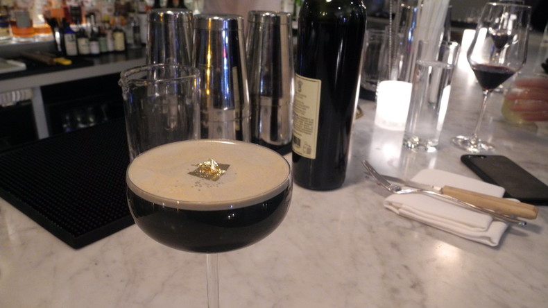 New Yorker Drink zu Silvester: Aktivkohle-Cocktail mit Blattgold