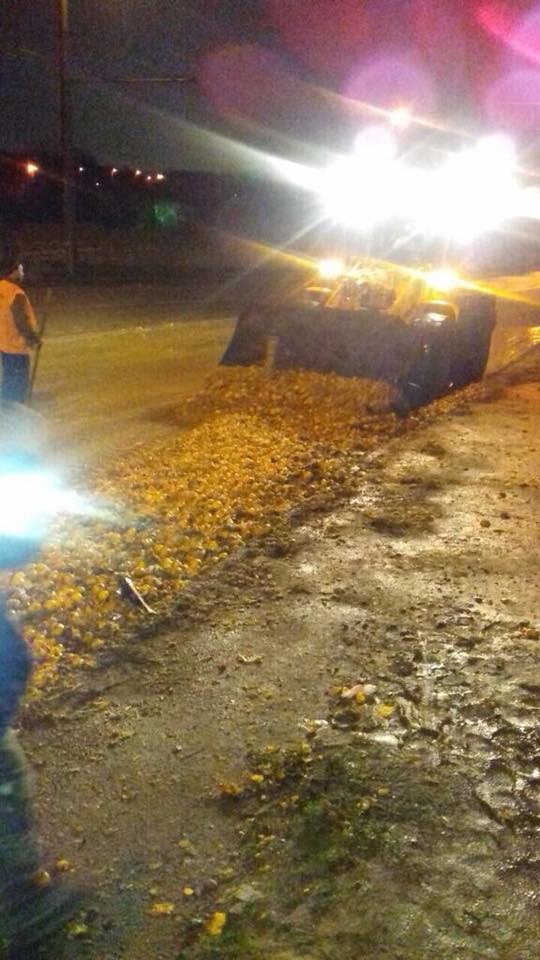 Früchte-Unfall: Mit Mandarinen beladener LKW in ukrainischer Stadt umgekippt