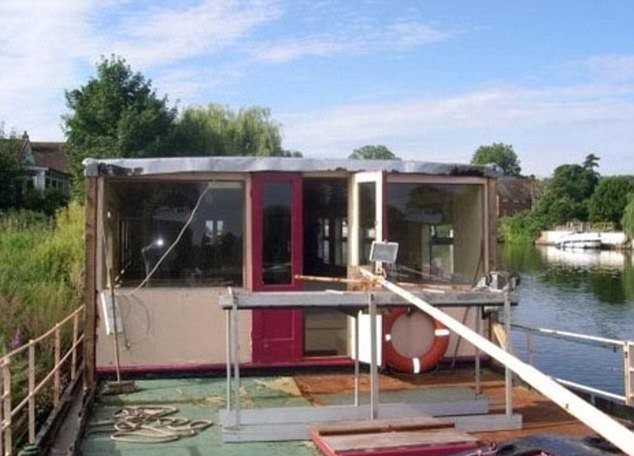 Britisches Ehepaar verwandelt alte Barge in schwimmendes Luxushotel für 482.000 Euro