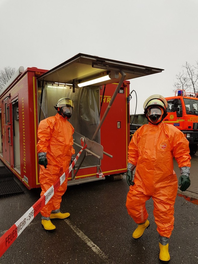 Großeinsatz in Hamburg: Fass mit hochgiftiger Chemikalie leckgeschlagen