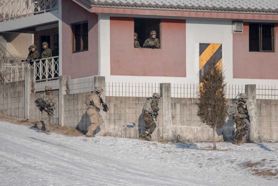 US-Militär veröffentlicht Fotos von Manövern zur Entfernung von Nordkoreas Massenvernichtungswaffen