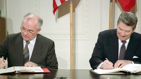 Am 8. Dezember 1987 unterzeichneten Sowjetchef Michail Gorbatschow (links) und US-Präsident Ronald Reagan in Washington den INF-Vertrag.