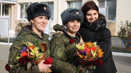 Freudige und tränenreiche Rückkehr aus Syrien: Medizinische Spezialeinheit in Russland gelandet