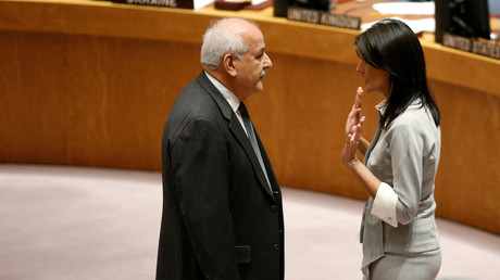 Nikki Haley neben dem palästinensischen Botschafter bei der UN, Riyad Mansour, New York, USA, 8. Dezember 2017. 