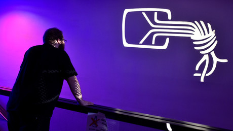 Das Logo des Chaos Computer Clubs, ein Chaosknoten, wird während des 33. Chaos Communication Kongresses in Hamburg im Dezember 2016. 