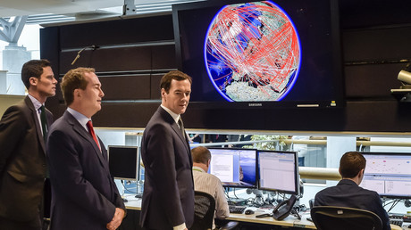 Der britische Schatzkanzler George Osborne mit dem damaligen Direktor des GCHQ, Robert Hannigan, im 24-Stunden-Operationszentrum des GCHQ, November 2015. 