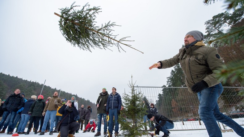 Flieg, Tanne! - Beste Weihnachtsbaumwerfer ringen um Weltmeistertitel in Rheinland-Pfalz