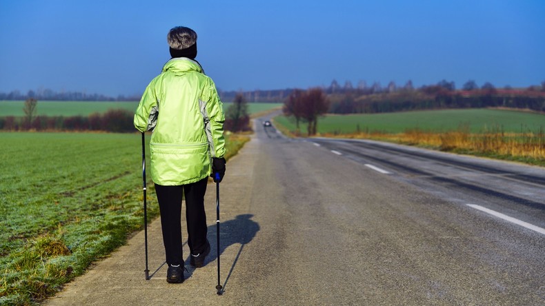 Laufende Überwachung: Neue Turnschuhe alarmieren Verwandte, wenn ihr Besitzer stürzt