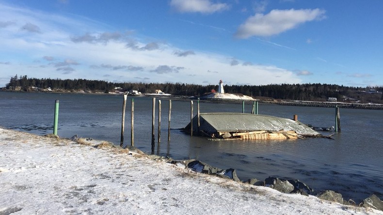 Illegale Grenzüberschwimmung: Wind bläst historisches US-Gebäude nach Kanada weg