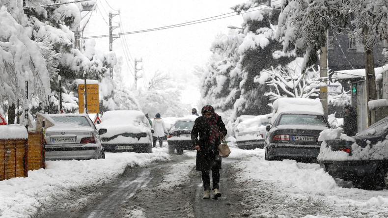 Erster Schneefall legt Verkehr in Irans Hauptstadt lahm