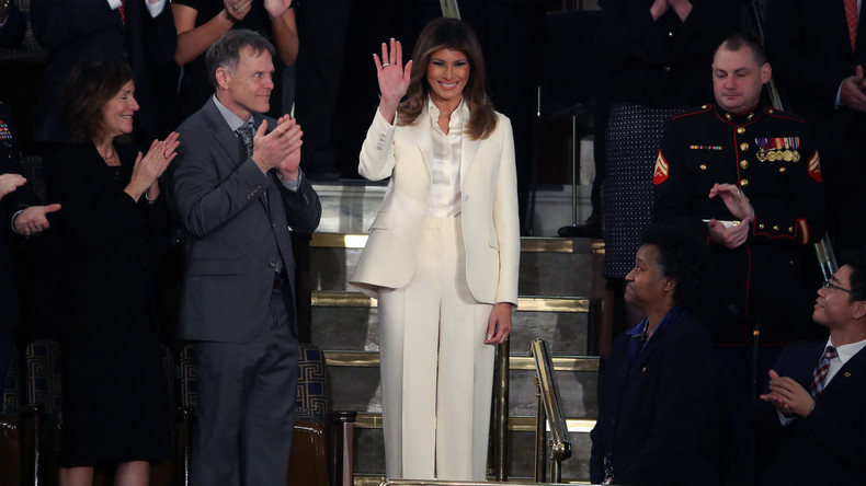 Trollt sie etwa ihren Ehemann? - Melania Trump kleidet sich bei Kongressrede wie Hillary Clinton