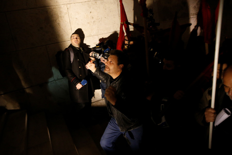 Athen: Heftige Zusammenstöße bei Protesten gegen Sparpaket und verschärftes Streikrecht