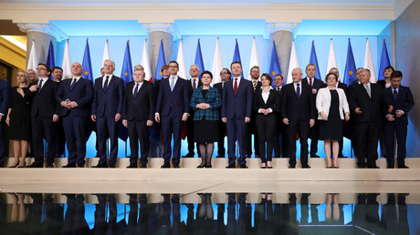 Polens Ministerpräsident Mateusz Morawiecki (untere Reihe, 8. von rechts) mit seinem neuen Ministerkabinett; Warschauer Präsidentenpalast, Polen, 9. Januar 2018, Quelle: Reuters.