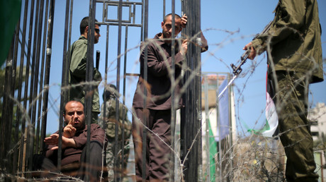 Männer stellen palästinensische und israelische Soldaten nach während eines Protests zur Unterstützung von hungerstreikenden palästinensischen Gefangenen, Gaza-Stadt, 17. April 2007. 