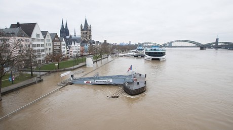 Schiff fährt kurz nach Rhein-Freigabe gegen Eisenbahnbrücke
