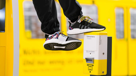 Mit neuen Adidas-Turnschuhen können Berliner ein Jahr umsonst U-Bahn fahren