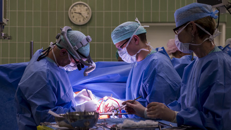 Aus Arroganz gehandelt: Chirurg brennt Initialen in Patientenleber und kommt mit Geldstrafe davon