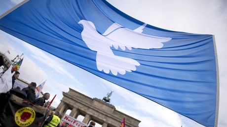 Exklusiv-Interview: Zehntausendfacher Protest gegen NATO-Aufrüstung