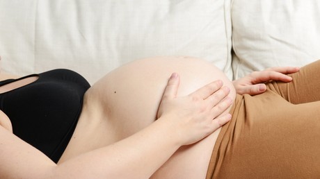 Magie soll unfruchtbaren Frauen Kindersegen bringen - Wunderheilerin in Guinea verhaftet