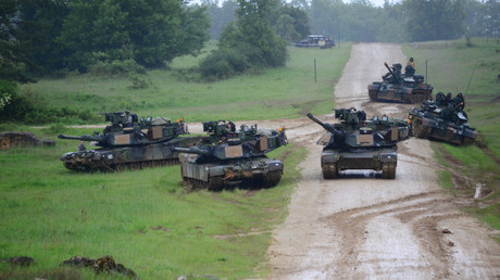 U.S. Army M1A2 Abrams Panzer bei einer Übung auf dem Joint Multinational Readiness Center der NATO in Hohenfels, Deutschland