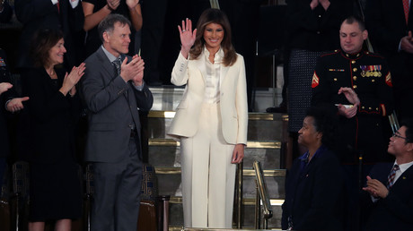 Trollt sie etwa ihren Ehemann? - Melania Trump kleidet sich bei Kongressrede wie Hillary Clinton