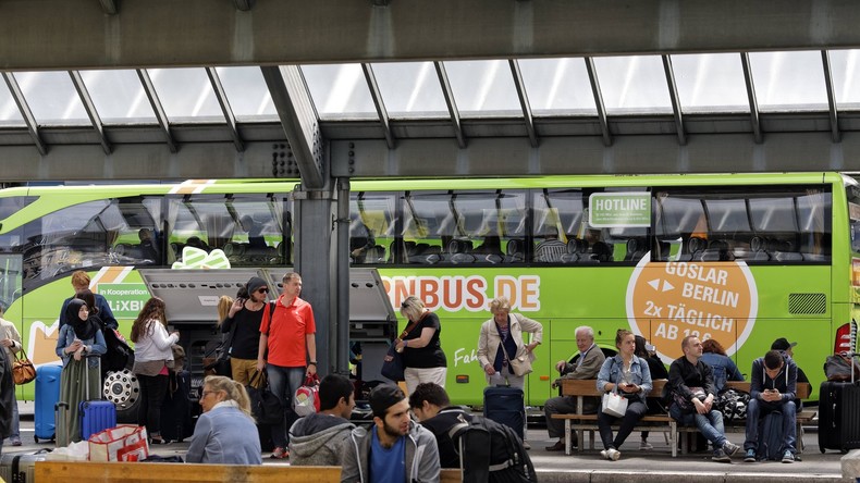 International gesuchter Schleuser geht bei Routinekontrolle im Fernreisebus Polizisten ins Netz