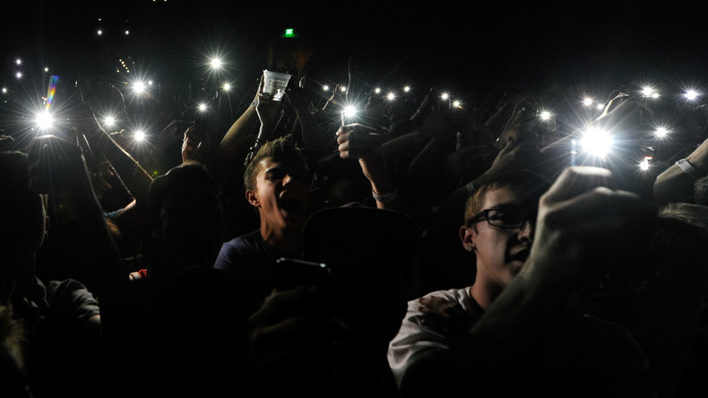 Es werde Licht: Wrestling-Fans beleuchten Turnierfinale mit Smartphones
