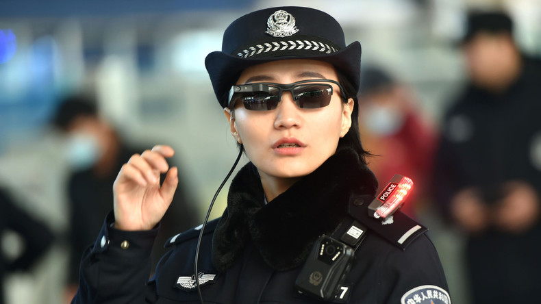 Smarte Brille hilft chinesischen Polizisten bei der Suche nach Kriminellen