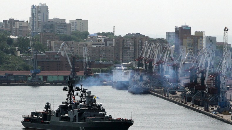 Russischer Zerstörer aus der Pazifikflotte fängt Feuer