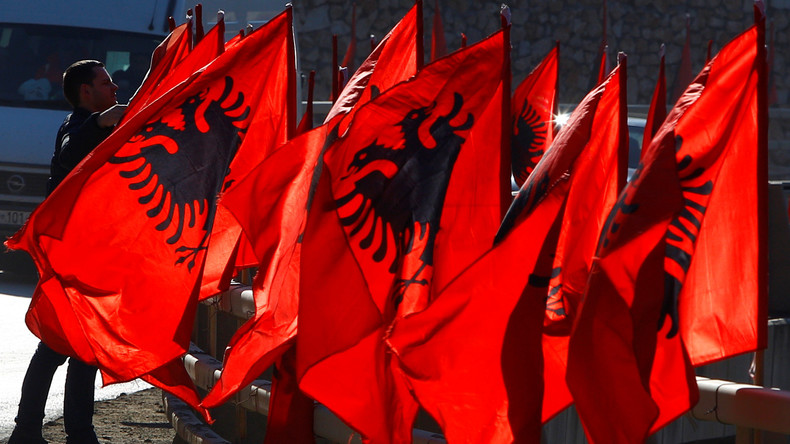 Kosovo Albaner Mann . Zehn Jahre Unabhängigkeit des Kosovo - das Armenhaus ...