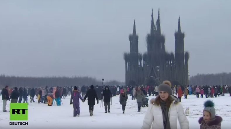 LIVE: Masleniza-Feierlichkeiten: Skulptur einer gotischen Kathedrale wird abgebrannt