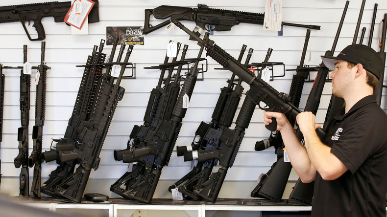 Mit Waffen zum Gottesdienst: Prediger glorifiziert AR-15-Gewehr als Apokalypse-"Zepter"