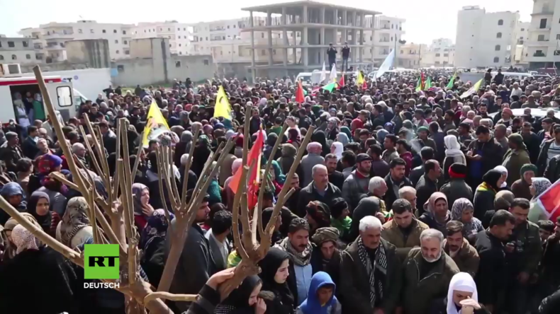 Syrien: Tausende beklagen gefallene YPG-Kämpfer bei Trauerzug in Afrin